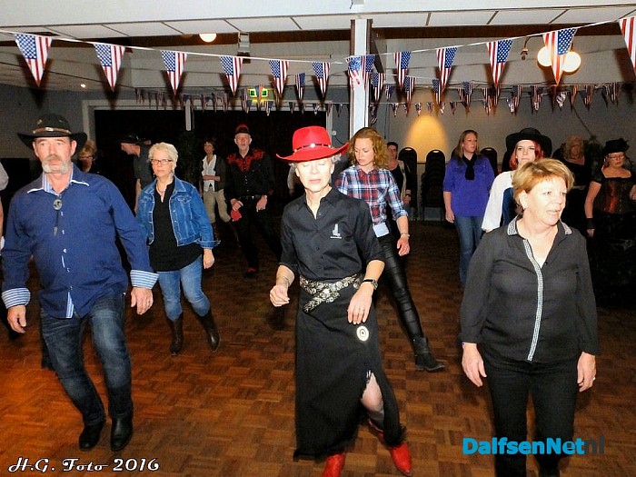 Vechtdal Country Dancers bij Mansier - Foto: H.G. Foto