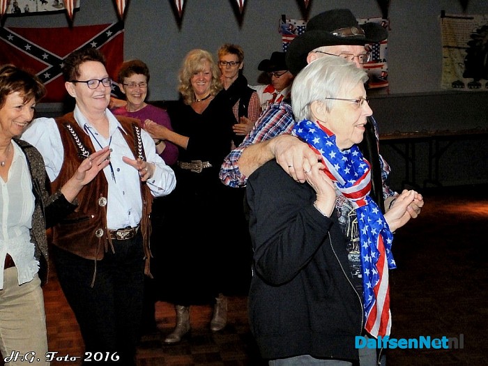 Vechtdal Country Dancers bij Mansier - Foto: H.G. Foto