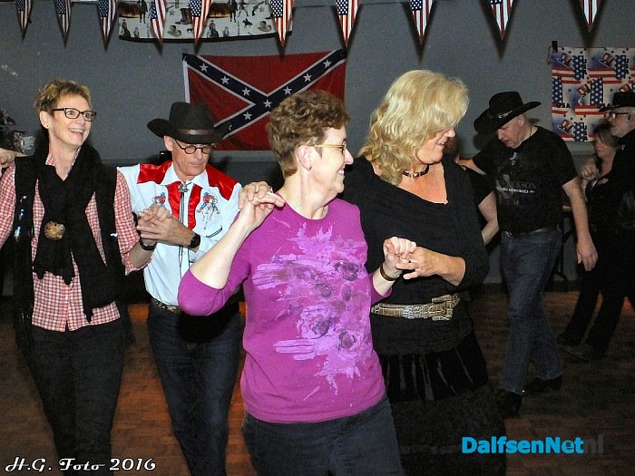 Vechtdal Country Dancers bij Mansier - Foto: H.G. Foto