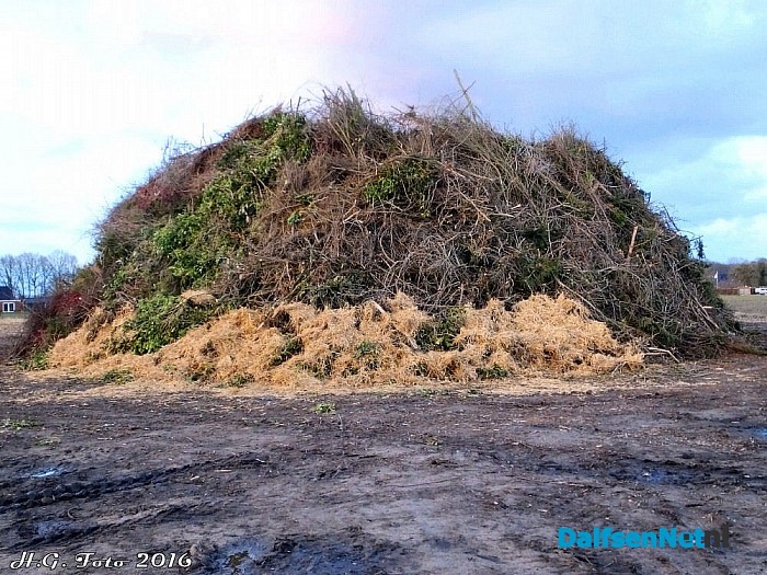 Veel belangstelling bij paasvuur Oudleusen. - Foto: H.G. Foto