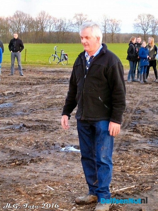 Veel belangstelling bij paasvuur Oudleusen. - Foto: H.G. Foto