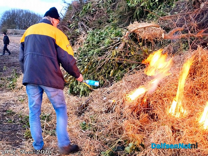Veel belangstelling bij paasvuur Oudleusen. - Foto: H.G. Foto