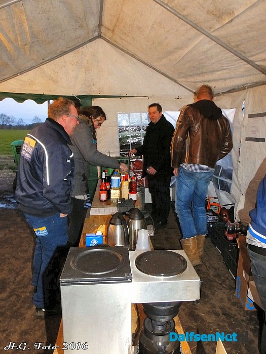 Veel belangstelling bij paasvuur Oudleusen. - Foto: H.G. Foto