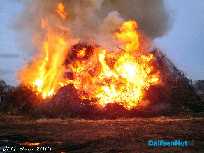 Veel belangstelling bij paasvuur Oudleusen. - Foto: H.G. Foto