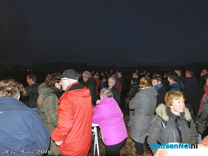 Veel belangstelling bij paasvuur Oudleusen. - Foto: H.G. Foto