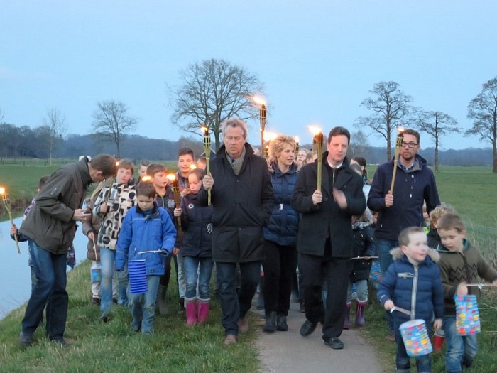 Paasvuur Hoonhorst enorme belangstelling - Foto: Wim