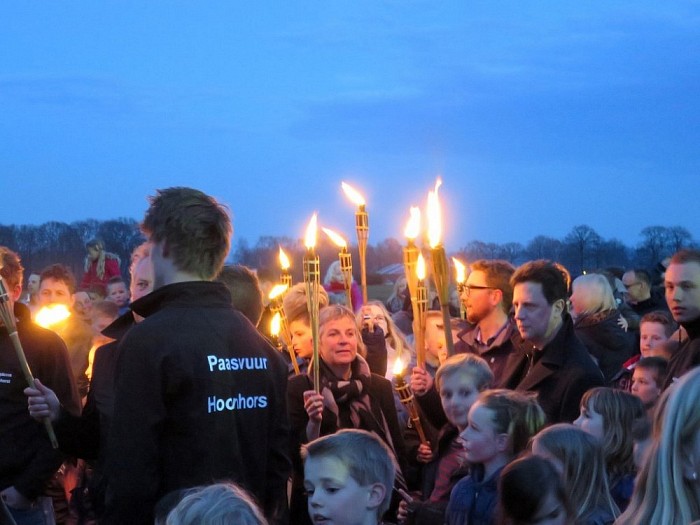 Paasvuur Hoonhorst enorme belangstelling - Foto: Wim