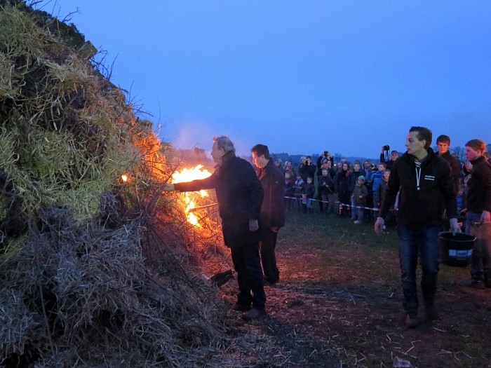 Paasvuur Hoonhorst enorme belangstelling - Foto: Wim