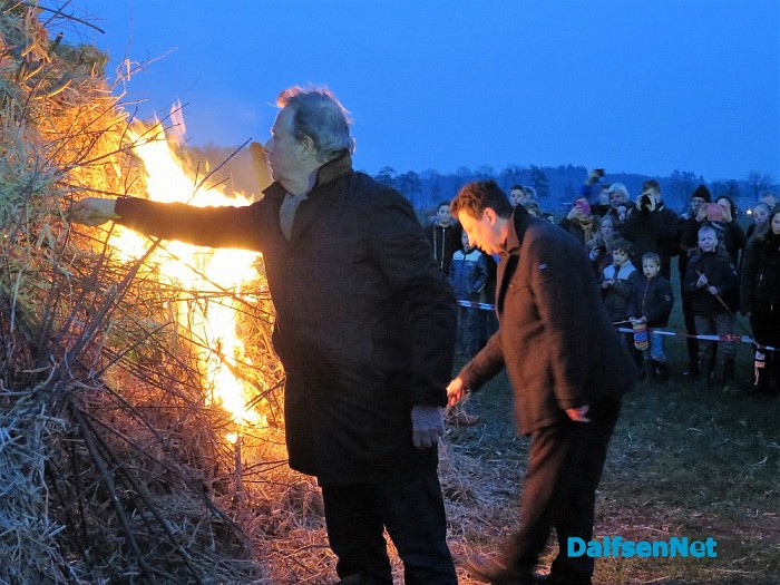 Paasvuur Hoonhorst enorme belangstelling - Foto: Wim