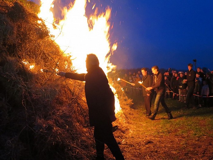 Paasvuur Hoonhorst enorme belangstelling - Foto: Wim