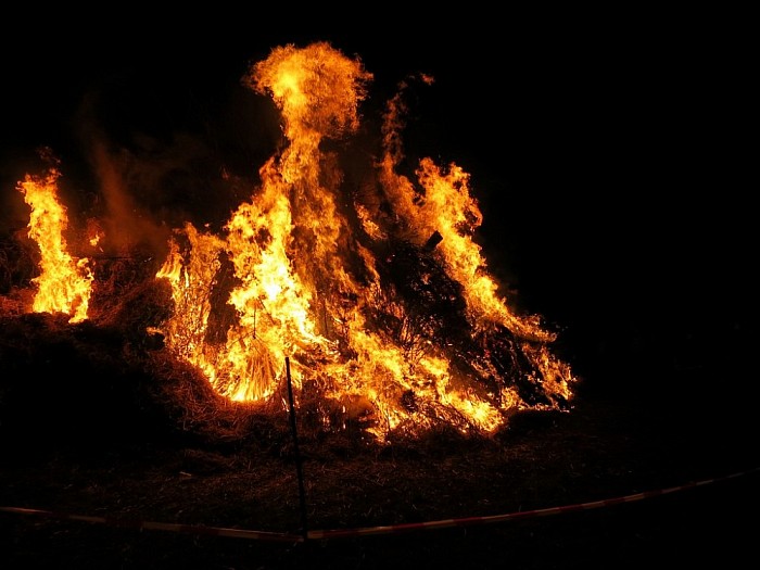 Paasvuur Hoonhorst enorme belangstelling - Foto: Wim