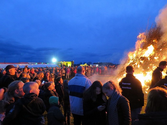 Paasvuur Hoonhorst enorme belangstelling - Foto: Wim