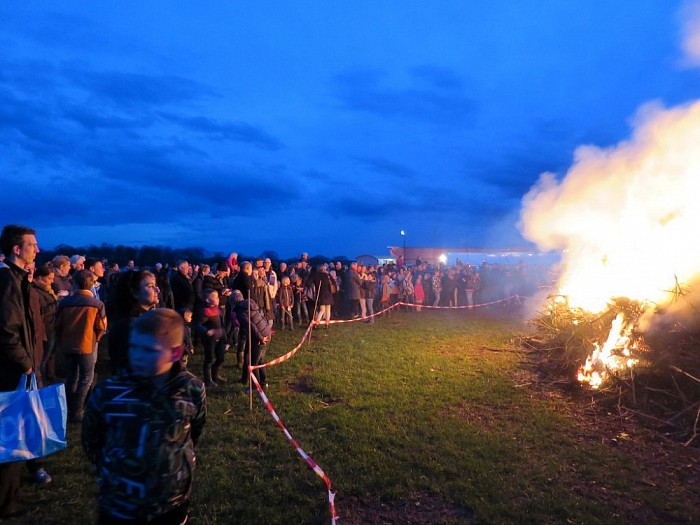 Paasvuur Hoonhorst enorme belangstelling - Foto: Wim