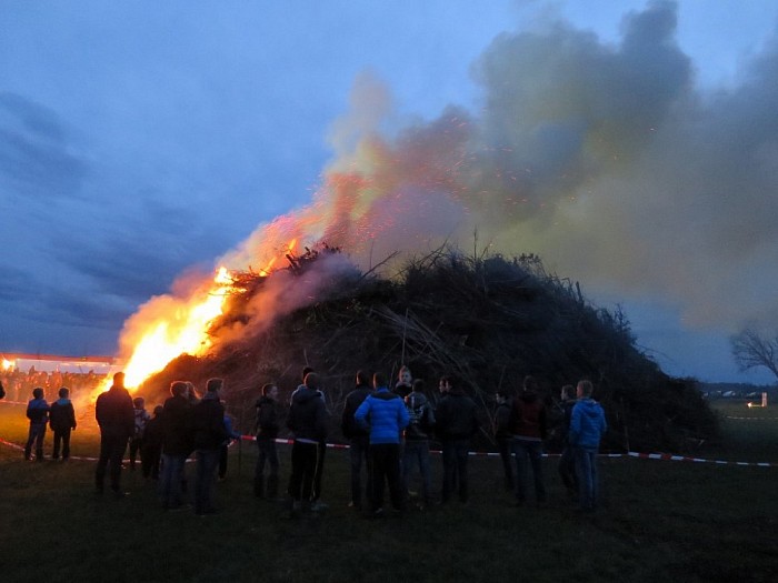 Paasvuur Hoonhorst enorme belangstelling - Foto: Wim