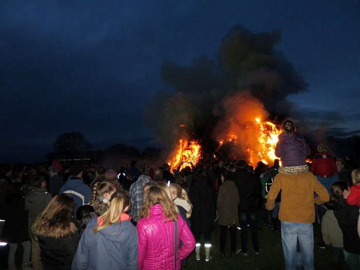 Paasvuur Hoonhorst enorme belangstelling - Foto: Wim