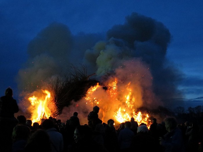 Paasvuur Hoonhorst enorme belangstelling - Foto: Wim