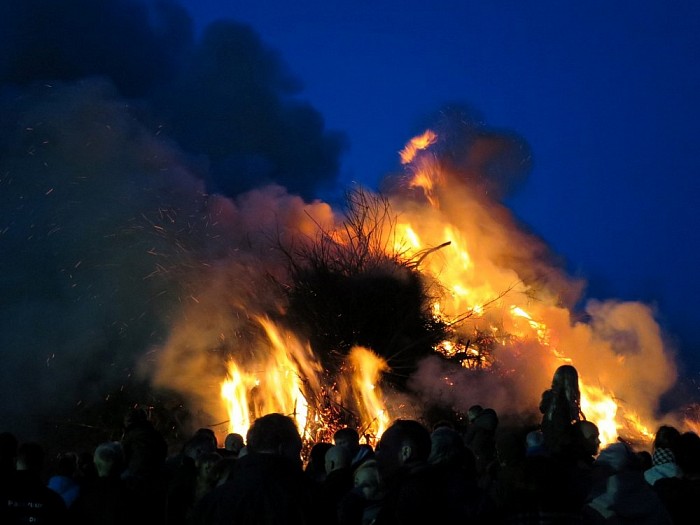 Paasvuur Hoonhorst enorme belangstelling - Foto: Wim