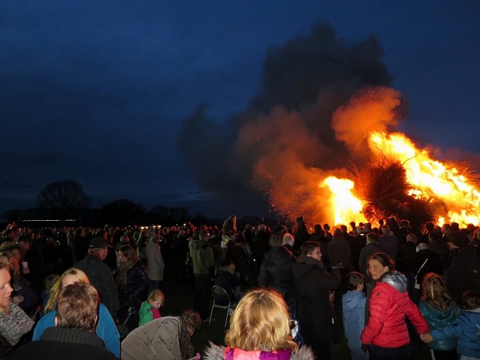 Paasvuur Hoonhorst enorme belangstelling - Foto: Wim