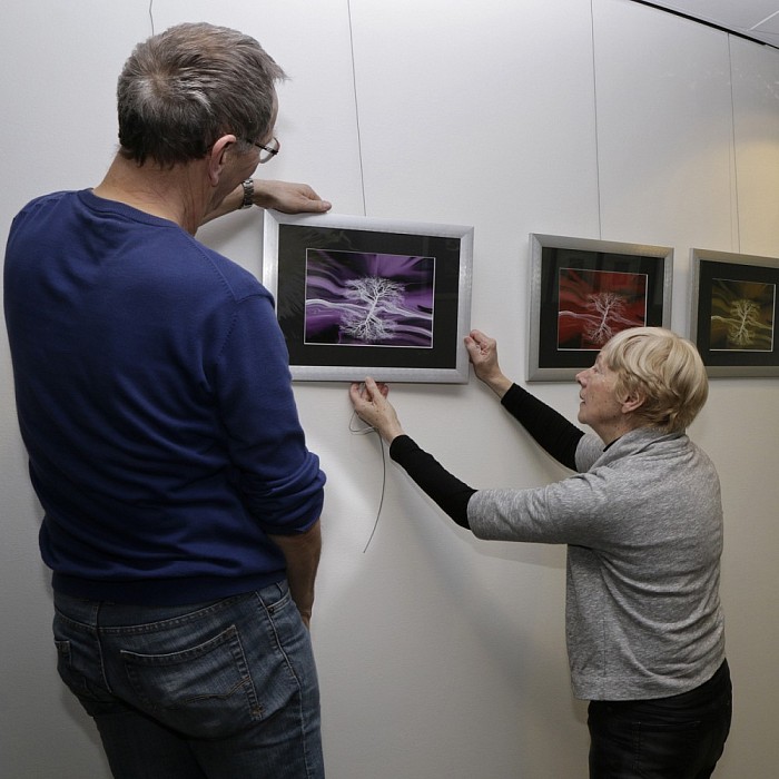 Inrichten expositie - Foto: Gemeente Dalfsen