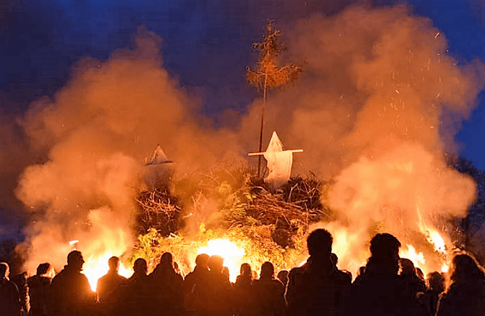 Ook grote belangstelling paasvuur Vilsteren - Foto: Eigen geleverde foto
