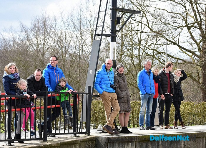 Eieren gooien bij Oude Station - Foto: Johan Bokma