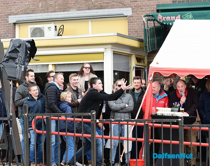 Eieren gooien bij Oude Station - Foto: Johan Bokma