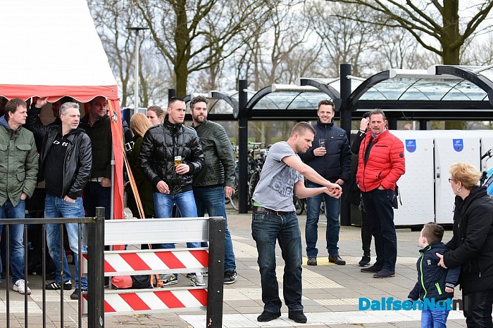Eieren gooien bij Oude Station - Foto: Johan Bokma