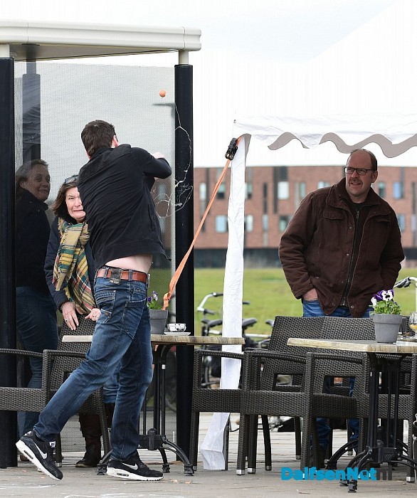 Eieren gooien bij Oude Station - Foto: Johan Bokma