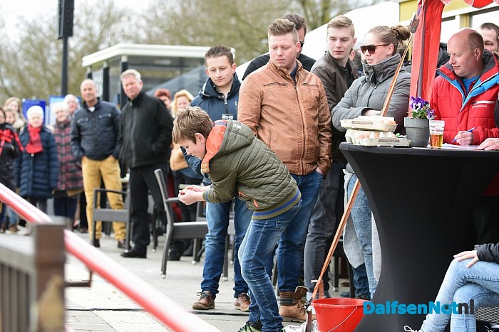 Eieren gooien bij Oude Station - Foto: Johan Bokma