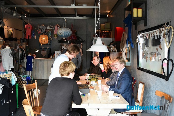 Bedrijfsbezoek college bij Skat Koozie en Wienen - Foto: Johan Bokma