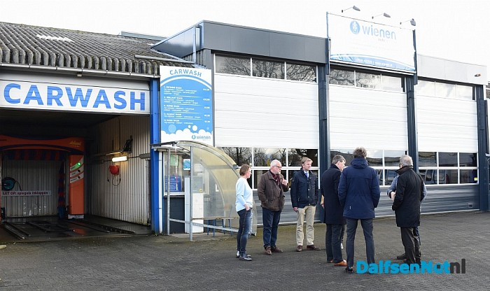 Bedrijfsbezoek college bij Skat Koozie en Wienen - Foto: Johan Bokma