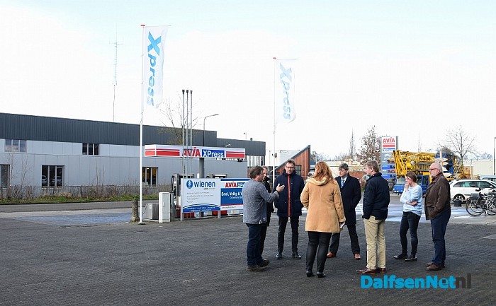 Bedrijfsbezoek college bij Skat Koozie en Wienen - Foto: Johan Bokma