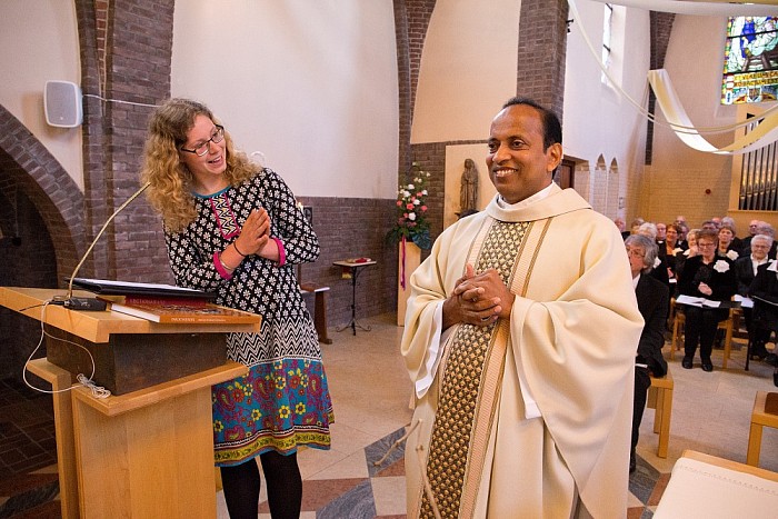 Ook parochieboek voor pastor Thomas - Foto: Geert Bistervels