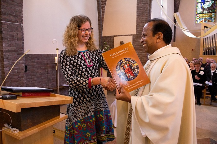 Ook parochieboek voor pastor Thomas - Foto: Geert Bistervels