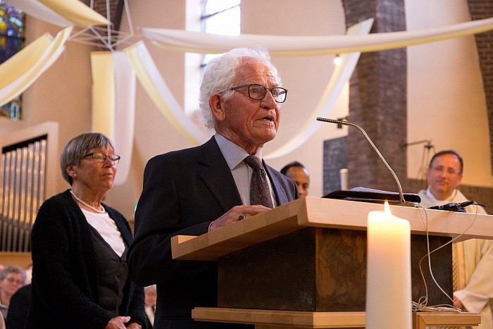 Monseigneur Woorts ontvangt parochieboek Dalfsen - Foto: Geert Bistervels