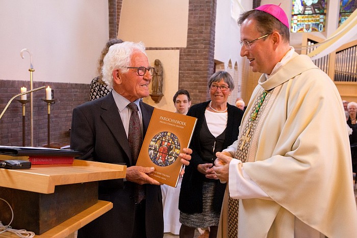 Monseigneur Woorts ontvangt parochieboek Dalfsen - Foto: Geert Bistervels