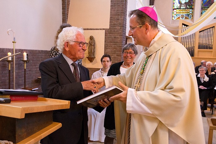 Monseigneur Woorts ontvangt parochieboek Dalfsen - Foto: Geert Bistervels