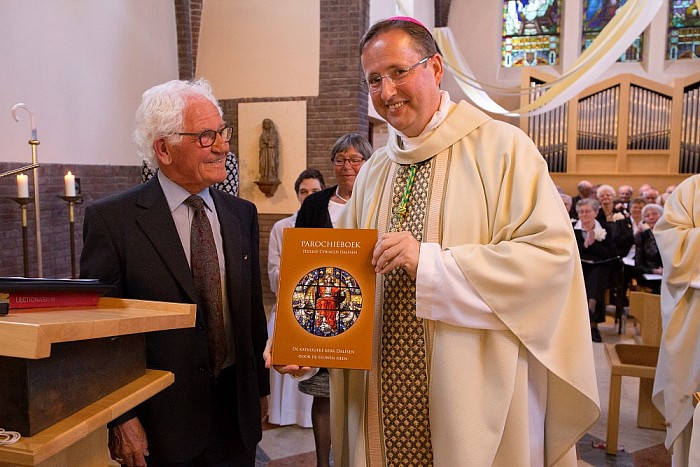 Monseigneur Woorts ontvangt parochieboek Dalfsen - Foto: Geert Bistervels