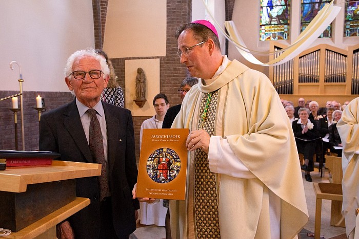 Monseigneur Woorts ontvangt parochieboek Dalfsen - Foto: Geert Bistervels
