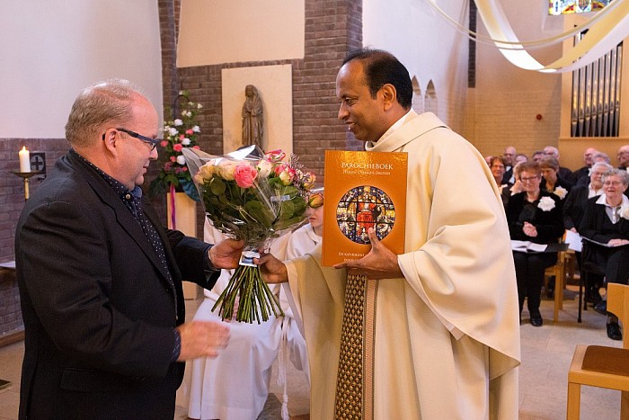 Monseigneur Woorts ontvangt parochieboek Dalfsen - Foto: Geert Bistervels