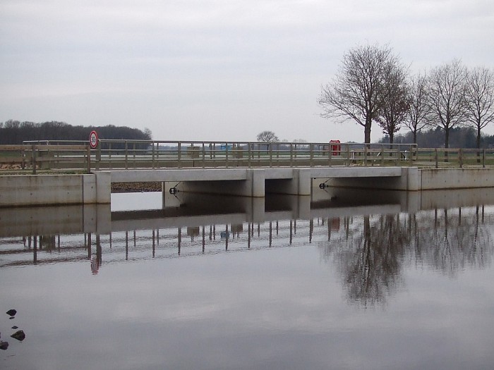 De Vecht kabbelt rustig voort - Foto: Wim