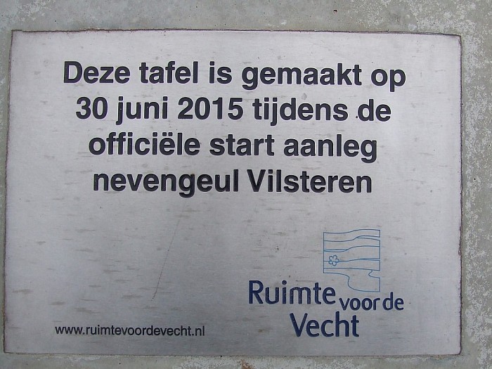 De Vecht kabbelt rustig voort - Foto: Wim