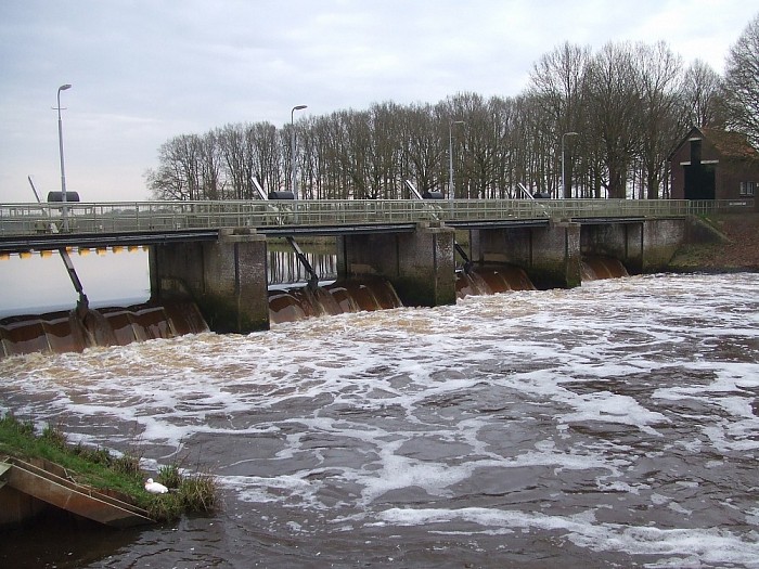 De Vecht kabbelt rustig voort - Foto: Wim