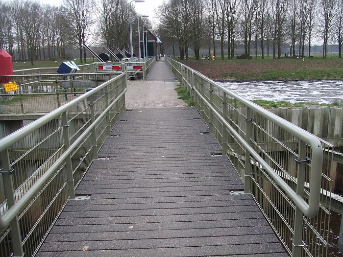 De Vecht kabbelt rustig voort - Foto: Wim