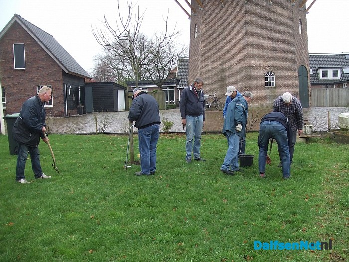 Hoonhorster senioren op zoek naar de schat - Foto: Wim
