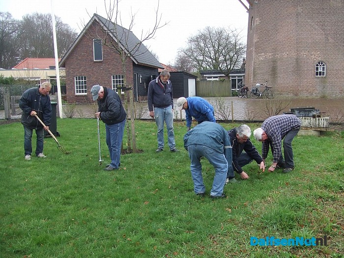 Hoonhorster senioren op zoek naar de schat - Foto: Wim