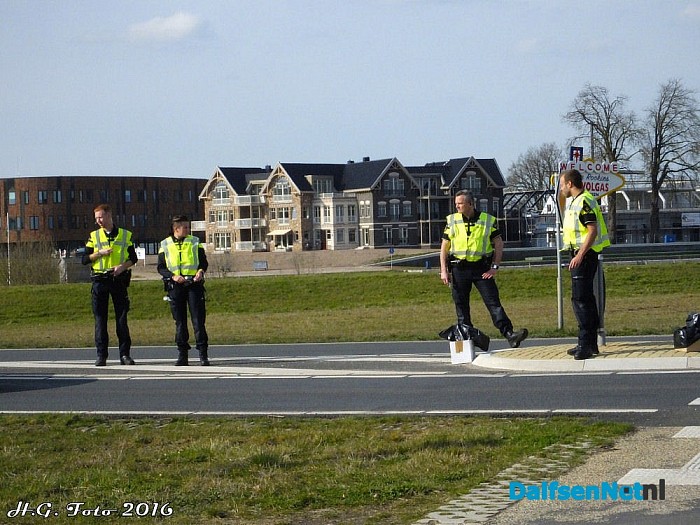 Politie aktie rotonde station. (Update) - Foto: H.G. Foto
