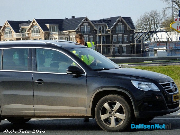 Politie aktie rotonde station. (Update) - Foto: H.G. Foto