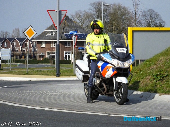 Politie aktie rotonde station. (Update) - Foto: H.G. Foto