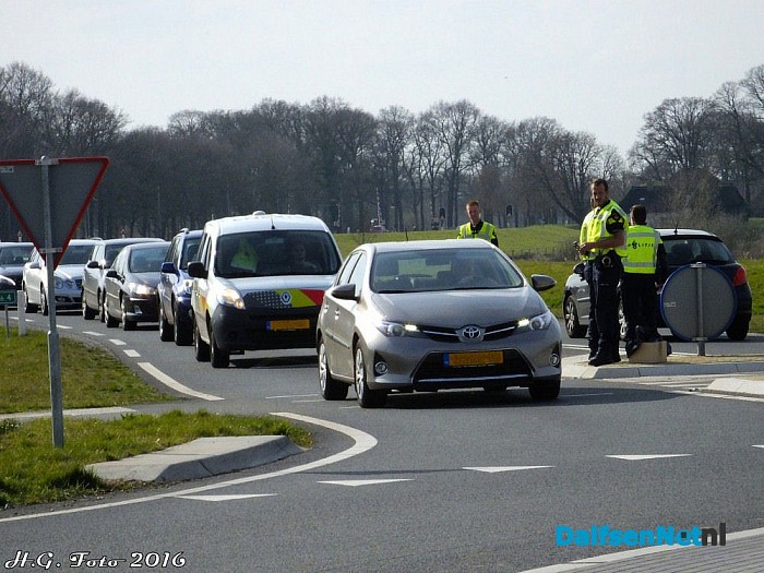 Politie aktie rotonde station. (Update) - Foto: H.G. Foto